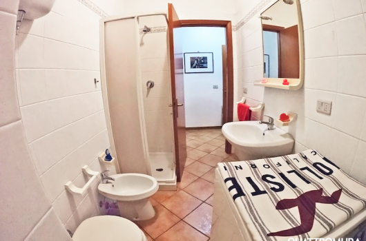 Secondo bagno con cabina doccia 