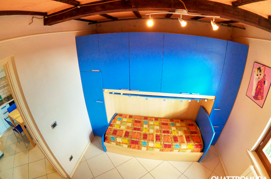 Prima camera, ampia e luminosa dotata di armadio spazioso e letto singolo