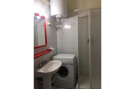 bagno con cabina doccia e lavatrice