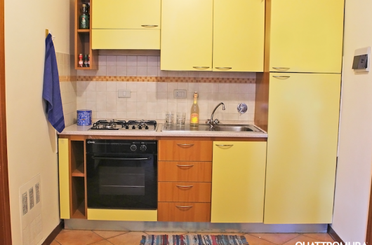 Dettaglio della cucina dotata di frigorifero e forno