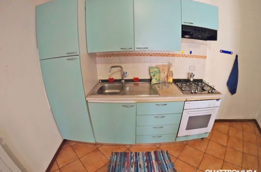 Cucina dotata di frigorifero e forno 